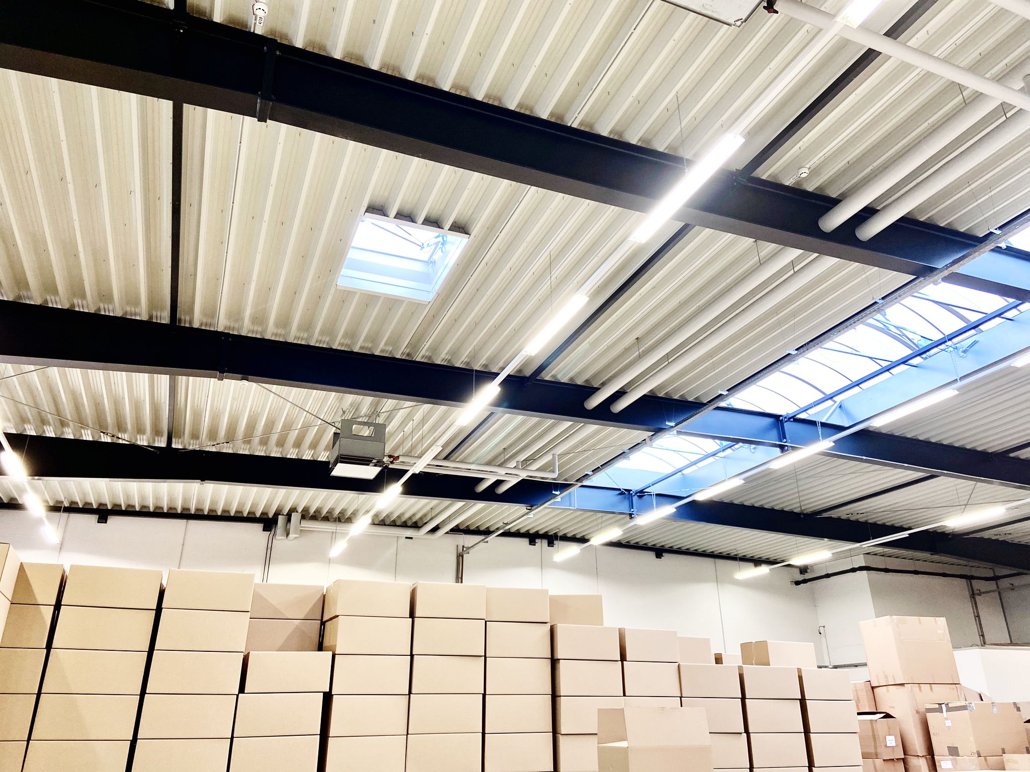 Postskriptum-warehouse-clothing-team-packing